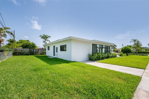 House in North Bay Village, Florida 4 bedrooms, 190.17 sq.m. № 2401369 - photo 29