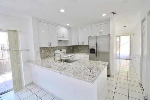 House in Doral, Florida 3 bedrooms, 152.55 sq.m. № 1953254 - photo 7