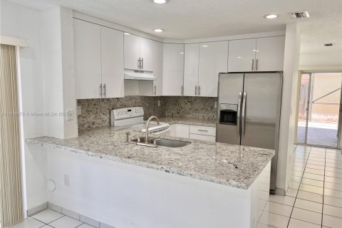 House in Doral, Florida 3 bedrooms, 152.55 sq.m. № 1953254 - photo 3