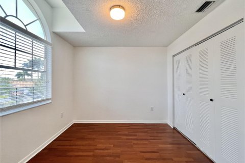 House in Doral, Florida 3 bedrooms, 152.55 sq.m. № 1953254 - photo 10