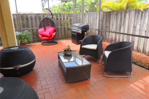 House in Doral, Florida 3 bedrooms, 152.55 sq.m. № 1953254 - photo 16