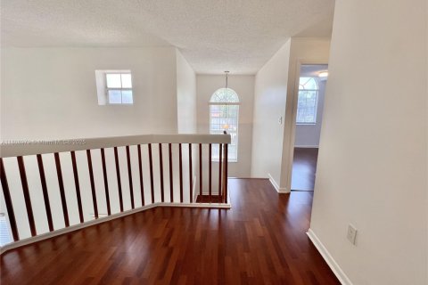 House in Doral, Florida 3 bedrooms, 152.55 sq.m. № 1953254 - photo 8