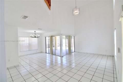 House in Doral, Florida 3 bedrooms, 152.55 sq.m. № 1953254 - photo 5