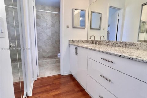 House in Doral, Florida 3 bedrooms, 152.55 sq.m. № 1953254 - photo 12