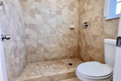 House in Doral, Florida 3 bedrooms, 152.55 sq.m. № 1953254 - photo 13