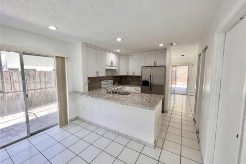 House in Doral, Florida 3 bedrooms, 152.55 sq.m. № 1953254 - photo 6