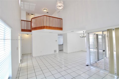 House in Doral, Florida 3 bedrooms, 152.55 sq.m. № 1953254 - photo 4