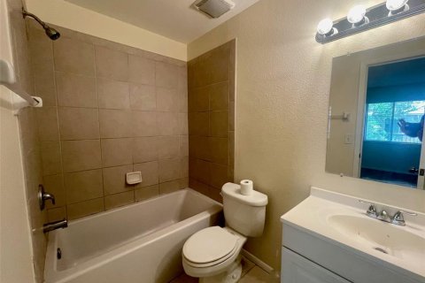Condo in Sarasota, Florida, 2 bedrooms  № 2224857 - photo 13