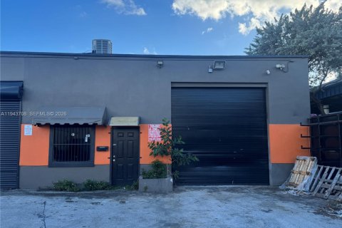Commercial property in Hialeah, Florida № 2000249