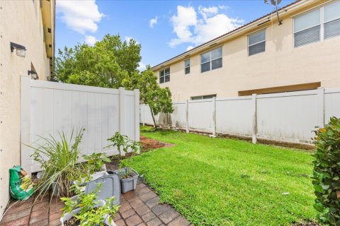 Townhouse in Stuart, Florida 3 bedrooms, 150.32 sq.m. № 2169270 - photo 26