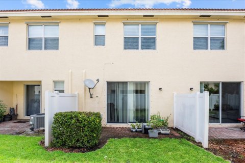 Townhouse in Stuart, Florida 3 bedrooms, 150.32 sq.m. № 2169270 - photo 25
