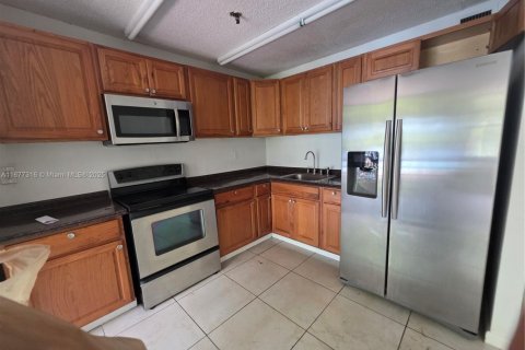 Condo in Miami, Florida, 2 bedrooms  № 1937574 - photo 5