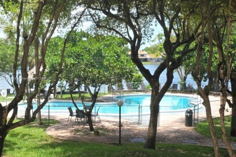 Condo in Miami, Florida, 2 bedrooms  № 1937574 - photo 1