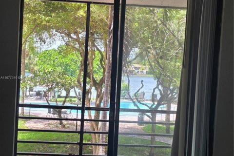 Condo in Miami, Florida, 2 bedrooms  № 1937574 - photo 3