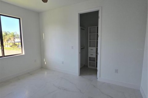 Casa en venta en Port Charlotte, Florida, 4 dormitorios, 227.24 m2 № 1919732 - foto 5