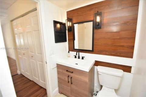 Condominio en venta en Tamarac, Florida, 1 dormitorio, 57.13 m2 № 2066681 - foto 22