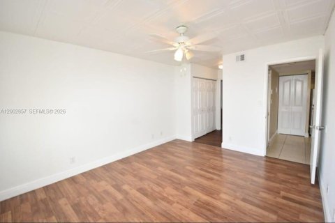 Condominio en venta en Tamarac, Florida, 1 dormitorio, 57.13 m2 № 2066681 - foto 12