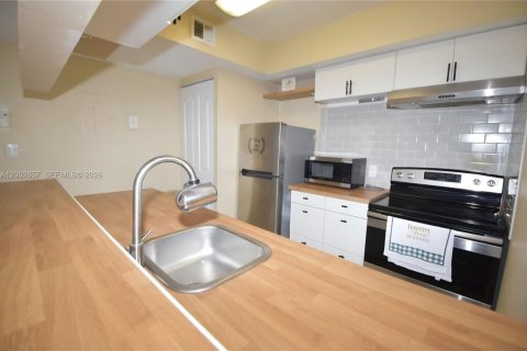 Condominio en venta en Tamarac, Florida, 1 dormitorio, 57.13 m2 № 2066681 - foto 15