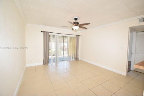 Condominio en venta en Tamarac, Florida, 1 dormitorio, 57.13 m2 № 2066681 - foto 10
