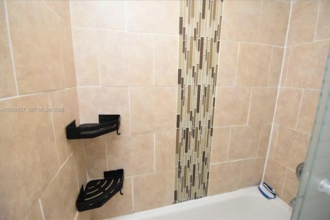 Condominio en venta en Tamarac, Florida, 1 dormitorio, 57.13 m2 № 2066681 - foto 21