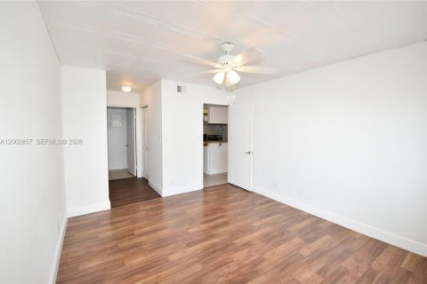 Condominio en venta en Tamarac, Florida, 1 dormitorio, 57.13 m2 № 2066681 - foto 18