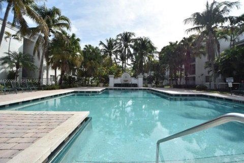 Condominio en venta en Tamarac, Florida, 1 dormitorio, 57.13 m2 № 2066681 - foto 5