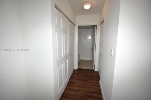 Condominio en venta en Tamarac, Florida, 1 dormitorio, 57.13 m2 № 2066681 - foto 19