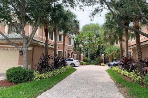 Townhouse in Weston, Florida 3 bedrooms, 144.93 sq.m. № 2242038 - photo 3