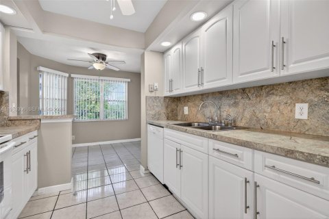 Copropriété à louer à Pembroke Pines, Floride: 2 chambres, 125.51 m2 № 2051500 - photo 5