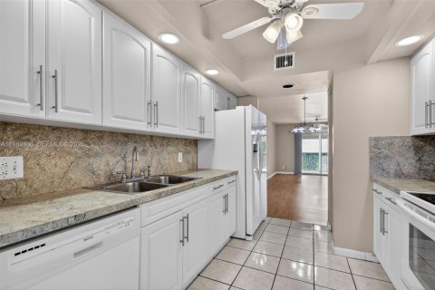 Copropriété à louer à Pembroke Pines, Floride: 2 chambres, 125.51 m2 № 2051500 - photo 3