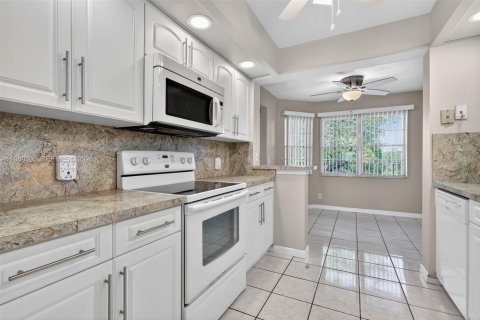 Copropriété à louer à Pembroke Pines, Floride: 2 chambres, 125.51 m2 № 2051500 - photo 4