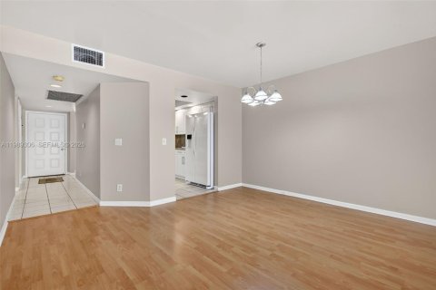 Copropriété à louer à Pembroke Pines, Floride: 2 chambres, 125.51 m2 № 2051500 - photo 9