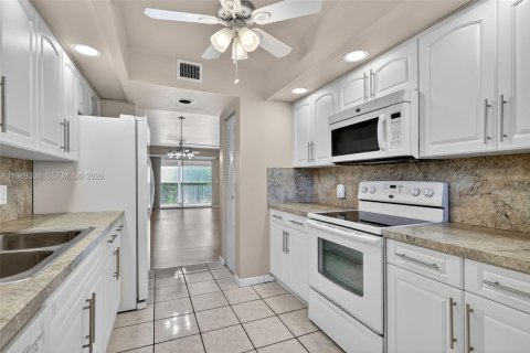 Copropriété à louer à Pembroke Pines, Floride: 2 chambres, 125.51 m2 № 2051500 - photo 2