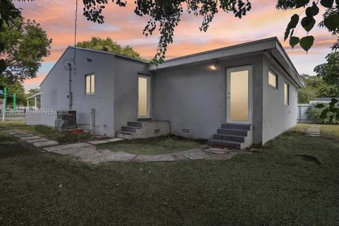 Apartamento en alquiler en Miami, Florida, 3 dormitorios, 111.48 m2 № 1923053 - foto 3
