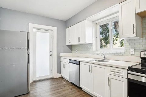 Apartamento en alquiler en Miami, Florida, 3 dormitorios, 111.48 m2 № 1923053 - foto 4