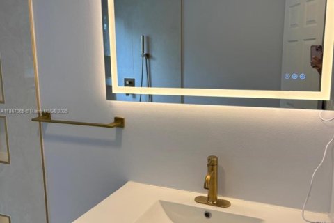 Apartamento en alquiler en Miami, Florida, 3 dormitorios, 111.48 m2 № 1923053 - foto 12