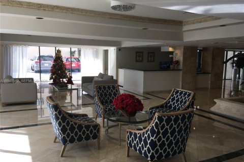 Condo in Miami Beach, Florida, 2 bedrooms  № 2003398 - photo 13