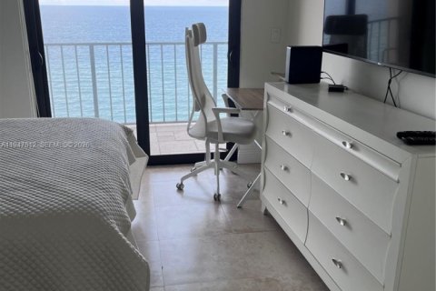 Condo in Miami Beach, Florida, 2 bedrooms  № 2003398 - photo 11