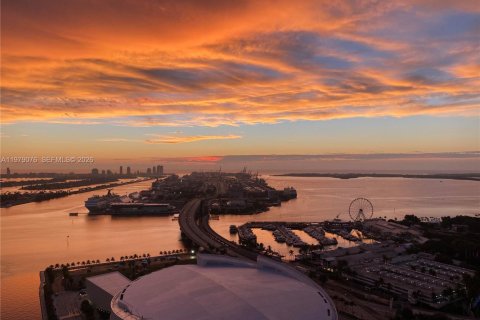 Condominio en Miami, Florida, 2 dormitorios  № 2044737