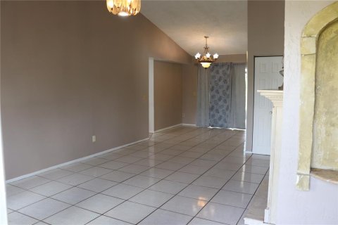 House in Tampa, Florida 3 bedrooms, 108.14 sq.m. № 2408860 - photo 2