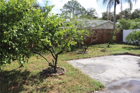 House in Tampa, Florida 3 bedrooms, 108.14 sq.m. № 2408860 - photo 15