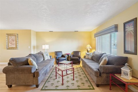 Condo in Sun City Center, Florida, 2 bedrooms  № 1521927 - photo 5
