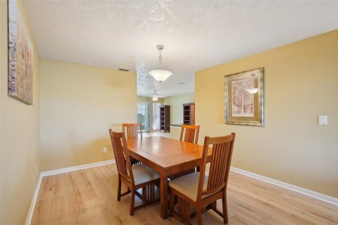 Condo in Sun City Center, Florida, 2 bedrooms  № 1521927 - photo 11