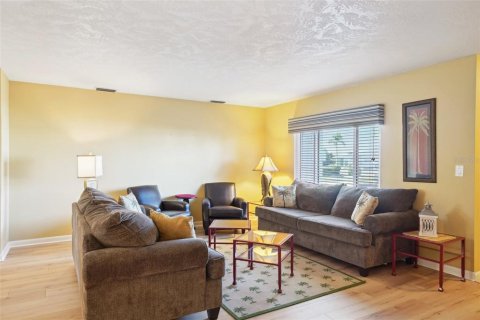 Condo in Sun City Center, Florida, 2 bedrooms  № 1521927 - photo 7
