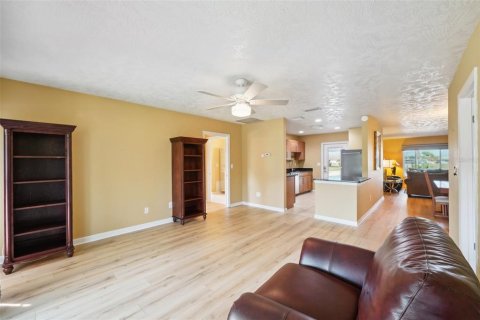 Condo in Sun City Center, Florida, 2 bedrooms  № 1521927 - photo 28