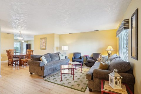 Condo in Sun City Center, Florida, 2 bedrooms  № 1521927 - photo 6