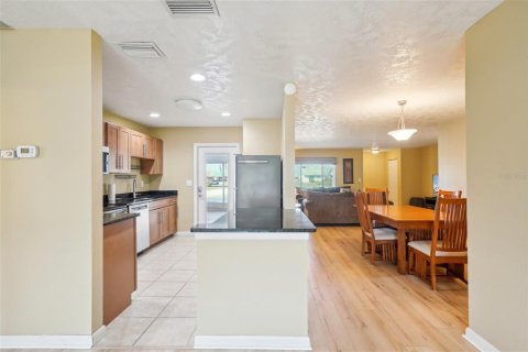 Condo in Sun City Center, Florida, 2 bedrooms  № 1521927 - photo 15