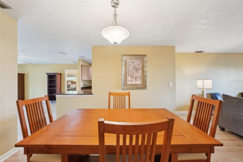 Condo in Sun City Center, Florida, 2 bedrooms  № 1521927 - photo 12