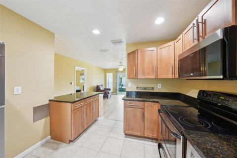 Condo in Sun City Center, Florida, 2 bedrooms  № 1521927 - photo 21
