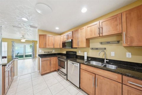 Condo in Sun City Center, Florida, 2 bedrooms  № 1521927 - photo 20